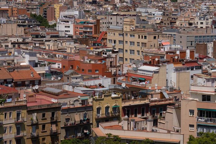 Archivo - Varios edificios de viviendas vistos desde el mirador del Poble Sec,  a 17 de mayo de 2023, en Barcelona, Cataluña (España)