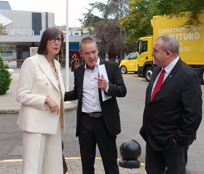 La consejera de Transición Ecológica, Industrial y Desarrollo Económico del Principado de Asturias, Nieves Roqueñí, junto al presidente de Aedive, Adriano Mones, y el viceconsejero Isaac Pola, antes del 8 Congreso de Movilidad Eléctrica CEVE2024 (Gijón).