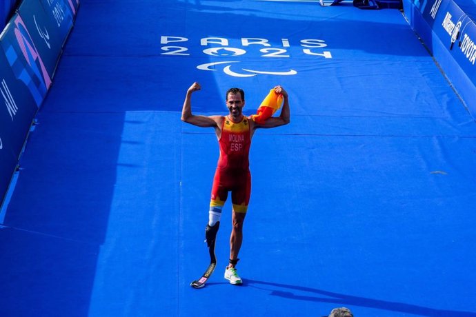 Dani Molina celebra su oro en triatlón en los Juegos Paralímpicos de París