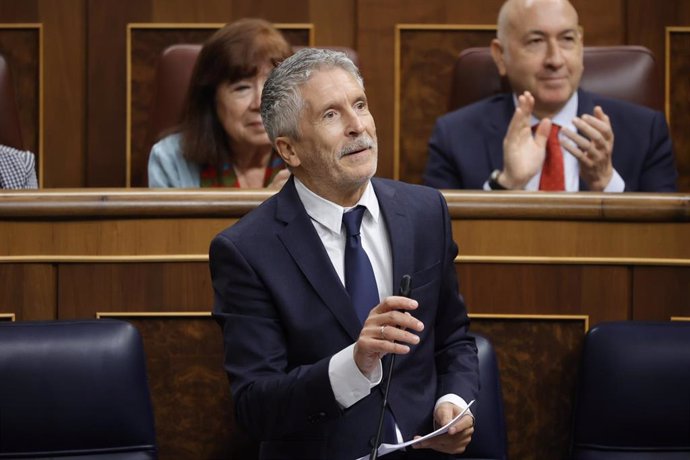 El ministro de Interior, Fernando Grande-Marlaska, interviene durante una sesión de control al Gobierno, en el Congreso de los Diputados, a 18 de septiembre de 2024, en Madrid (España).