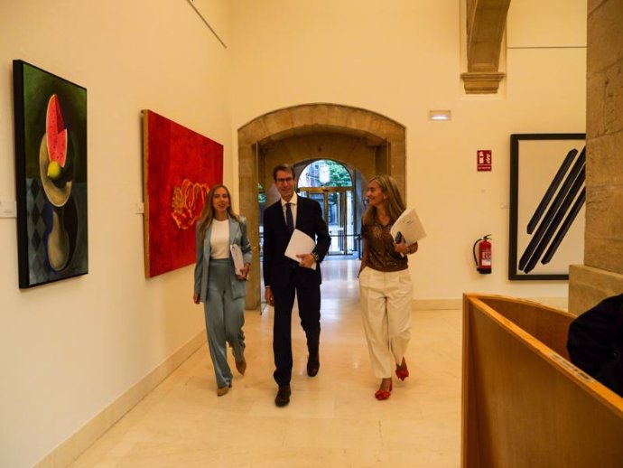 El presidente del Gobierno riojano, Gonzalo Capellán, entrando al Parlamento