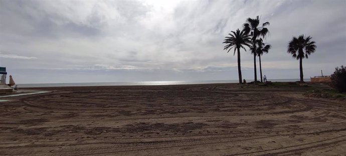 Archivo - Playa de los Álamos en Torremolinos.