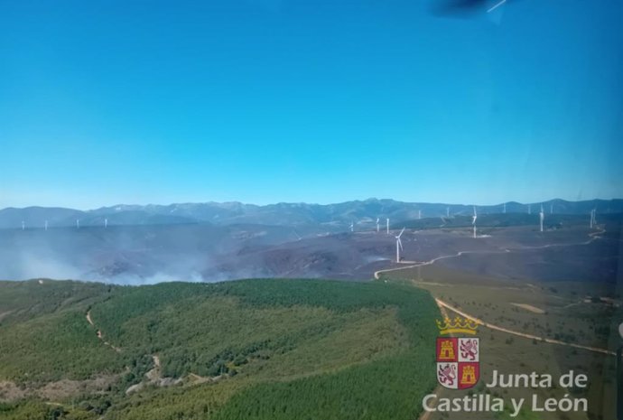 El fuego declarado el pasado lunes en la localidad de Brañuelas (León) en una imagen aérea.