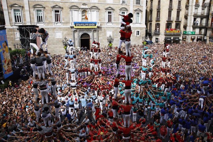 Archivo - Castellers durante la celebración de las Fiestas de la Mercè, en la Plaza Sant Jaume, a 24 de septiembre de 2022, en Barcelona, Cataluya, (España). 