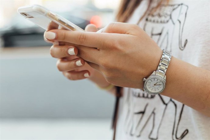 Una persona con un teléfono móvil