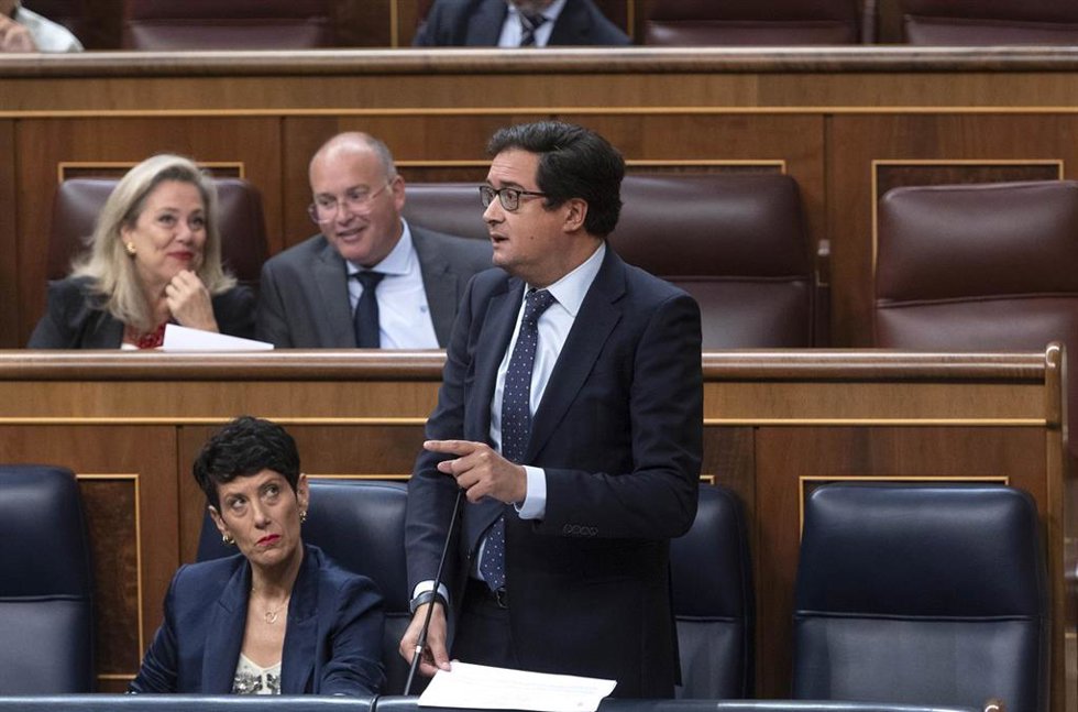 El ministro para la Transformación Digital y Función Pública, Óscar López, interviene durante una sesión de control al Gobierno, en el Congreso