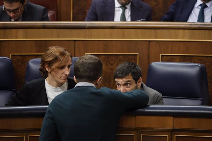 La ministra de Sanidad, Mónica García; el diputado Iñigo Errejón y el ministro de Derechos Sociales y Agenda 2030, Pablo Bustinduy, en sesión de control al Gobierno, en el Congreso de los Diputados, a 18 de septiembre de 2024, en Madrid (España). 