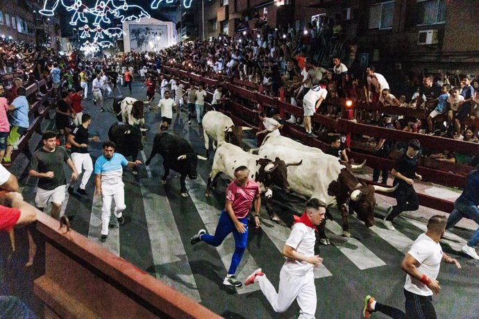 Varios corredores durante el encierro nocturno en las fiestas de San Sebastián de los Reyes, a 26 de agosto de 2024, en San Sebastián de los Reyes, Madrid (España).