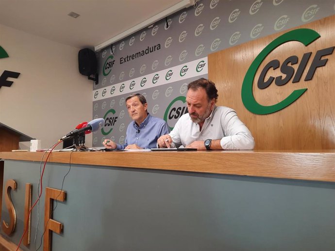 El presidente de CSIF Extremadura, Benito Román, en rueda de prensa junto al secretario autonómico de Acción Sindical de CSIF Extremadura, Francisco Fernández