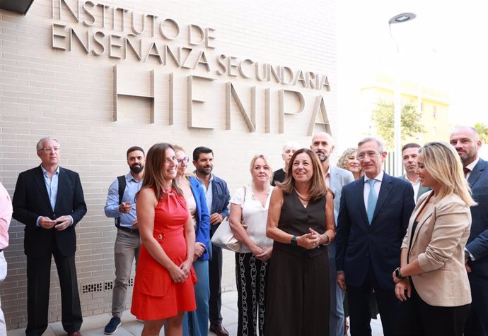 La consejera de Desarrollo Educativo y Formación Profesional, María del Carmen Castillo, en la inauguración del IES Hienipa de Alcalá de Guadaíra (Sevilla).