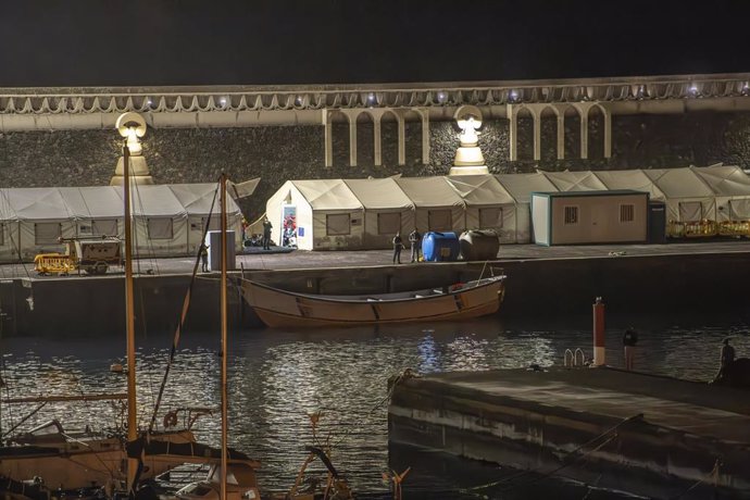 Llegada de un cayuco al puerto de La Restinga, a 15 de septiembre de 2024, en El Hierro.