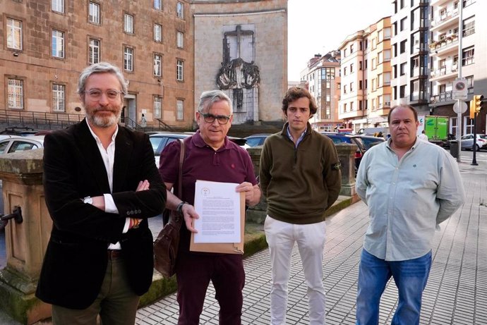 A la izquierda, el diputado de Vox Asturias, Javier Jové, y al fondo el el 'Monumento a los Héroes de Simancas', situado en la fachada del Colegio La Inmaculada de Gijón.