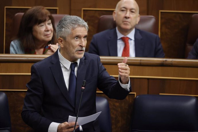 El ministro de Interior, Fernando Grande-Marlaska, interviene durante una sesión de control al Gobierno, en el Congreso de los Diputados, a 18 de septiembre de 2024, en Madrid (España).