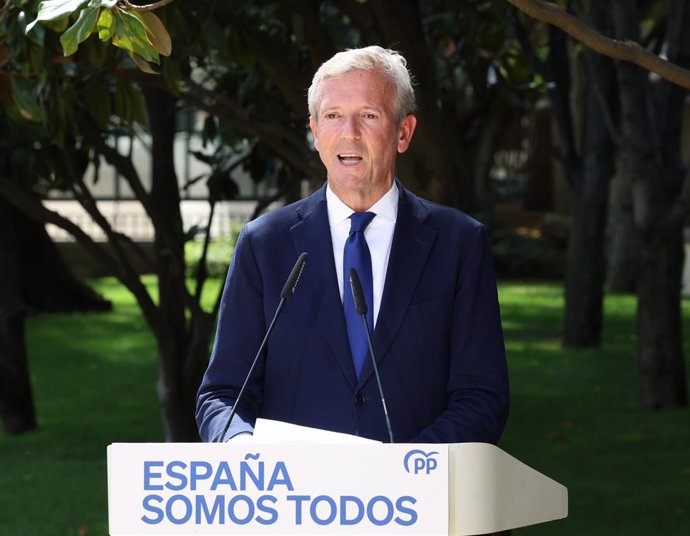 El presidente de la Xunta de Galicia, Alfonso Rueda, durante una rueda de prensa posterior a la reunión con los barones del PP y el presidente del PP, en el Palacio de los Duques de Pastrana, a 6 de septiembre de 2024, en Madrid (España).