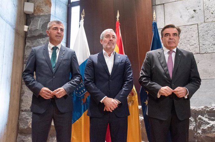 El vicepresidente de la Comisión Europea, Margaritis Schinas, junto al presidente y al vicepresidente del Gobierno de Canarias, Fernando Clavijo y Manuel Domínguez