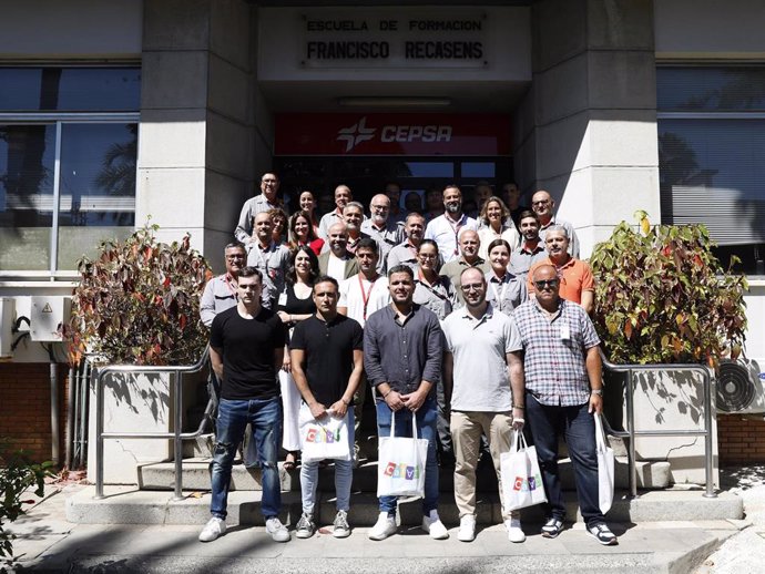 Trabajadores con discapacidad que se incorporan al programa de formación de Cepsa y Fundación Randstad en el Parque de San Roque (Cádiz).