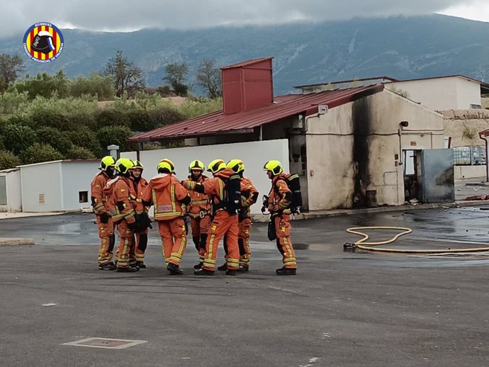 Consorcio de Bomberos de Valencia trabajan en el incendio de la pirotecnia en Bélgida