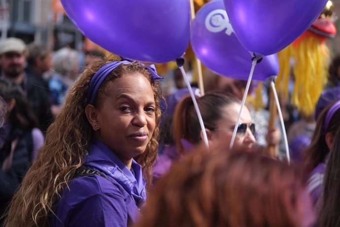 Archivo - Una mujer participa en una manifestación convocada por la Plataforma 8M en la Plaza Tarraco por el 8M, Día Internacional de la Mujer, a 8 de marzo de 2023, en Tarragona, Catalunya (España). 