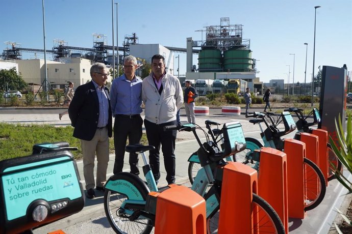 De izquierda a derecha: el gerente de Auvasa, Eduardo Cabanillas; el director de la factoría de Michelin, Bruno Arias; y el concejal de Tráfico y Movilidad, Alberto Gutiérrez.