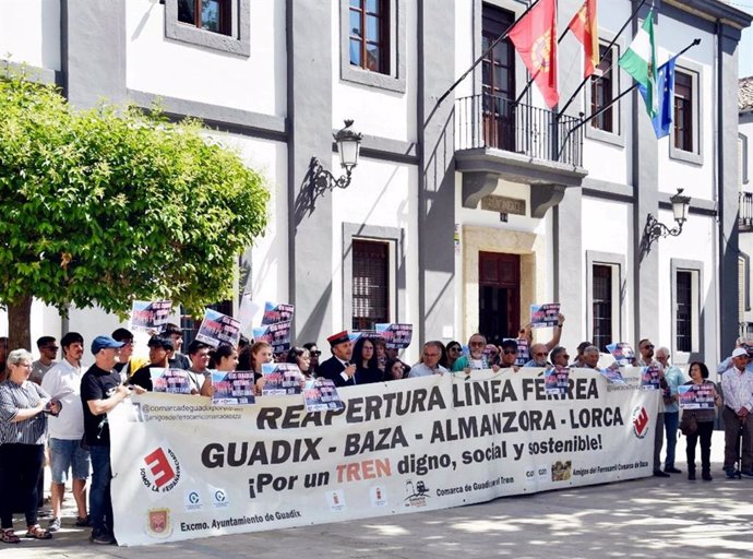 Archivo - Concentración de colectivos ferroviarios por la vuelta del tren Guadix-Lorca, en imagen de archivo