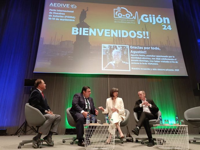 A la derecha, el presidente de la Asociación Empresarial para el Desarrollo e Impulso de la Movilidad Eléctrica (Aedive), Adriano Mones, junto a diversas autoridades en la  inauguración 8ª edición del Congreso de Movilidad Eléctrica CEVE2024, en Gijón.