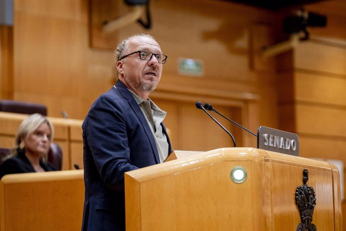 El portavoz del Grupo Parlamentario Izquierda Confederal en el Senado, Juanjo Ferrer, durante una sesión plenaria en el Senado, a 10 de septiembre de 2024, en Madrid (España). El Gobierno tiene que enfrentarse hoy, entre otras, a las preguntas que formula