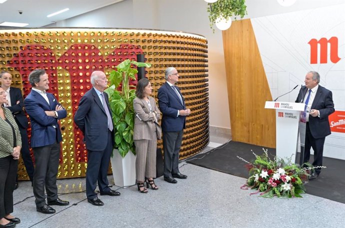 El ministro de Industria y Turismo, Jordi Hereu, en la planta de Mahou en Alovera