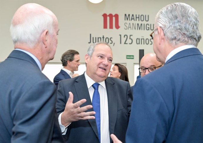 El ministro de Industria y Turismo, Jordi Hereu, en su visita a la fábrica de Mahou en Alovera.