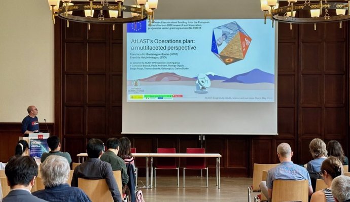 El investigador Francisco Montenegro exponiendo el plan de operaciones de AtLAST en la conferencia "The AtLAST design study" en Mainz, Alemania.