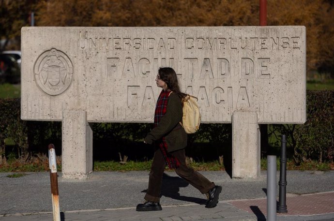 Archivo - Una joven junto a la Facultad de Farmacia, en la Universidad Complutense de Madrid.