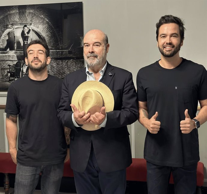 El grupo Paralelo 40 junto al actor Antonio Resines