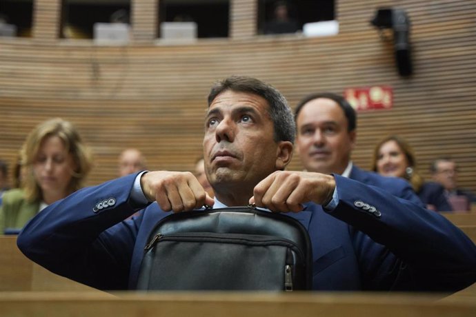 El presidente de la Generalitat Valenciana, Carlos Mazón, durante un debate de política general en Les Corts