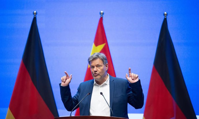 Archivo - 23 June 2024, China, Hangzhou: German Minister for Economic Affairs and Climate Protection Robert Habeck speaks during a speech at Zhejiang University as part of a visit to the People's Republic of China. Habeck is in China until June 23. 