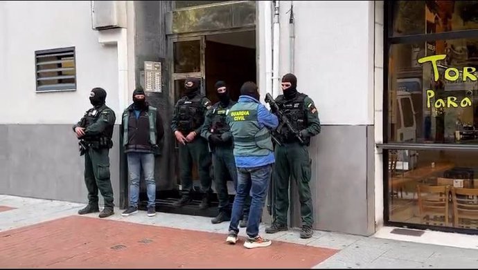 Un centenar de agentes de la G.Civil participan en una macroperación antidroga con varios detenidos en Logroño y Álava