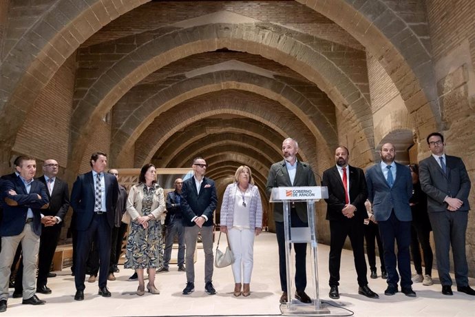 El presidente del Gobierno de Aragón, Jorge Azcón, en el Monasterio de Sijena (Huesca)