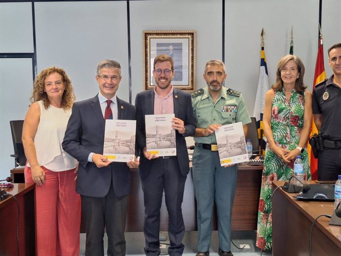 El subdelegado del Gobierno, en el centro, junto con el alcalde de Valencina y un alto cargo de la Guardia Civil tras la firma del convenio de colaboración para la adhesión al sistema VioGén.