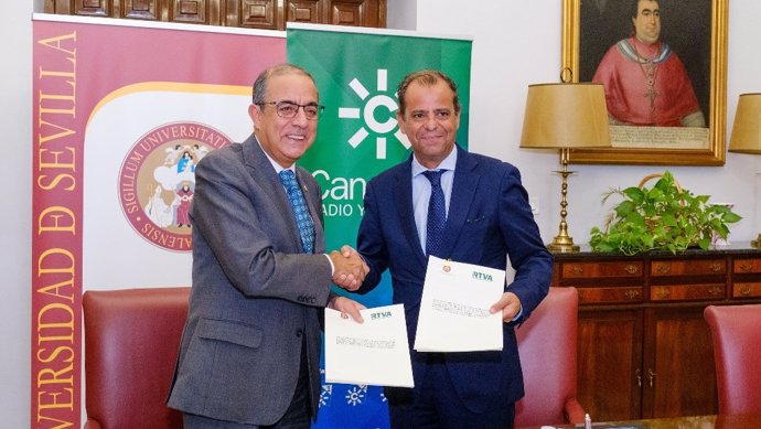 El director general de RTVA, Juande Mellado, y el rector de la Universidad de Sevilla, Miguel Ángel Castro, en la firma del convenio.