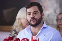 Dos trabajadores heridos al caerles una plancha de hormigón en el montaje de la portada de la Feria de Arcos (Cádiz)