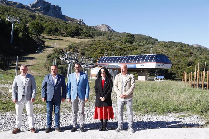 Octavio González, Gerardo Álvarez Courel,  Adrián Barbón, Vanessa Gutiérrez y Juan Carlos Iglesias en la Estación Invernal Fuentes de Invierno