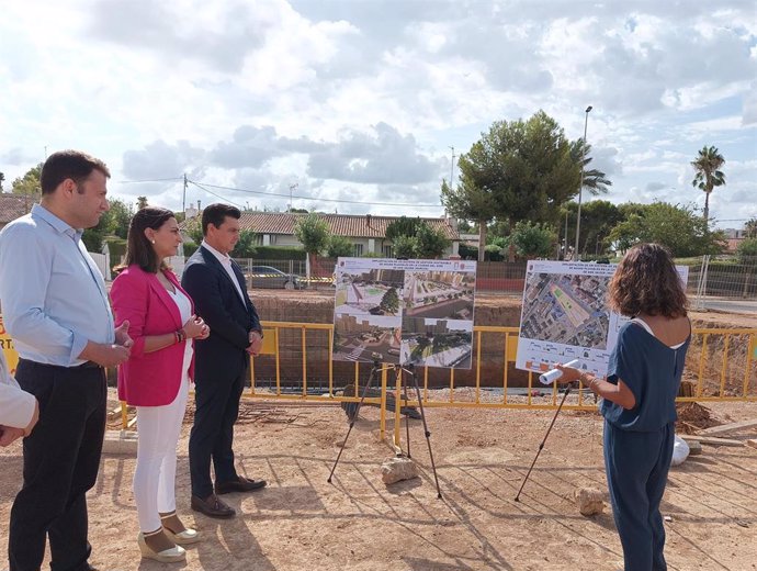 Imagen de la consejera Sara Rubira junto al alcalde de San Javier, José Miguel Luengo, en las obras del sistema de drenaje sostenible que se está construyendo en el municipio.