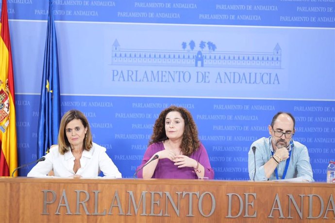 La diputada de Por Andalucía Esperanza Gómez y la portavoz del grupo, Inma Nieto, este miércoles en rueda de prensa.