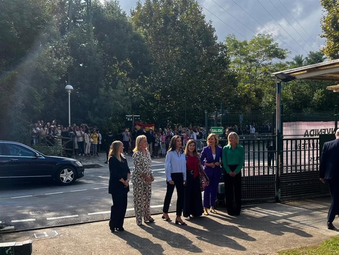 La Reina Letizia con las autoridades regionales a su llegada al IES Doctor José Zapatón de Castro Urdiales