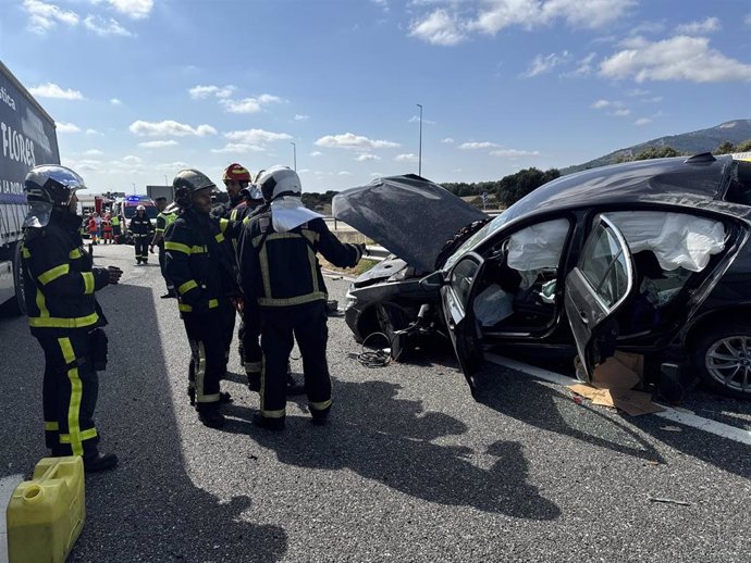 Un herido leve al colisionar un camión y un coche en la A-6