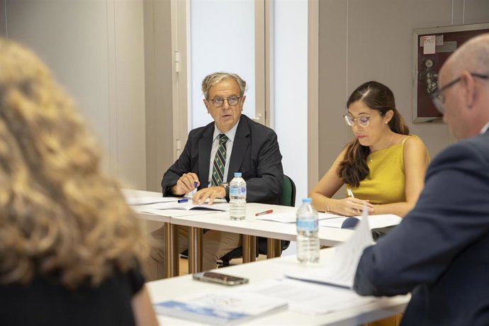 Salvador Fuentes y Ana Rosa Ruz en la reunión del consejo rector del ICHL.