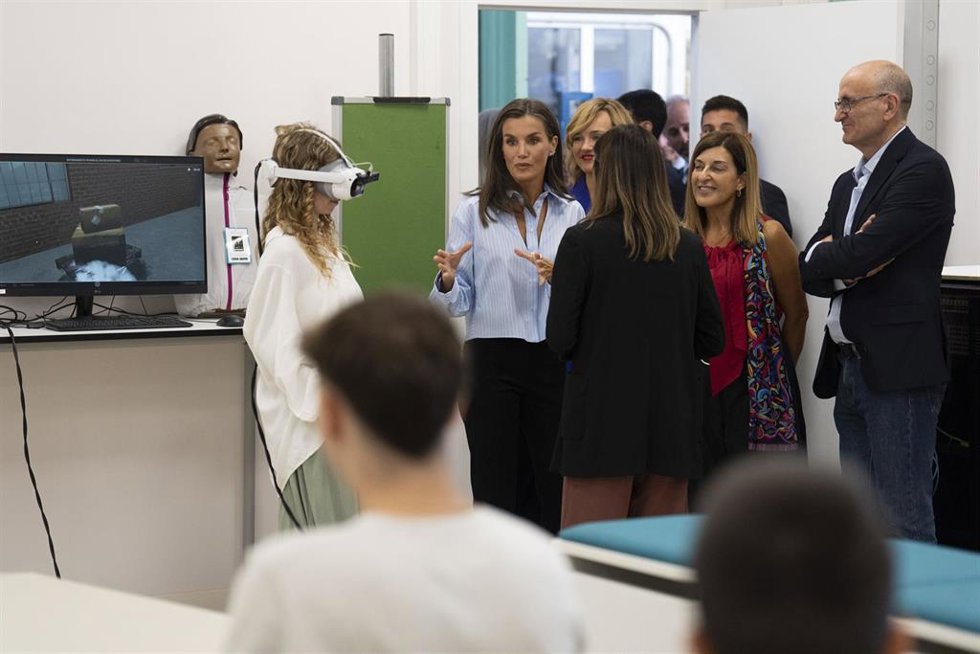 La Reina Letizia (c) durante el acto de apertura del Curso de Formación Profesional 2024/2025, en el IES Doctor José Zapatero Domínguez de Castro Urdiales