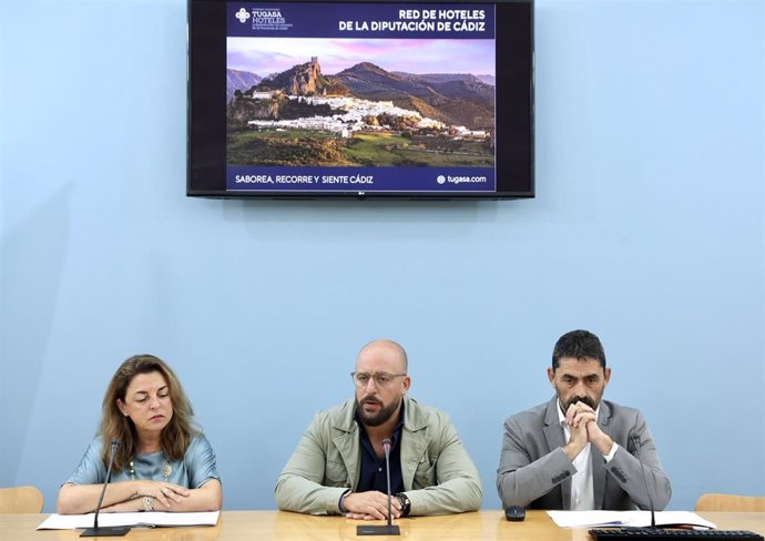 El vicepresidente cuarto de la Diputación de Cádiz, Germán Beardo (c), junto con el director técnico de Tugasa, José María Godínez (d) durante el acto de presentación de los datos de la red de hoteles de Tugasa. 