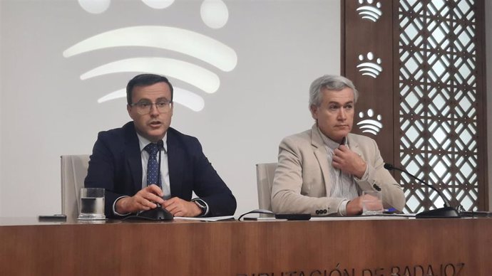 El presidente de la Diputación de Badajoz, Miguel Ángel Gallardo, y el diputado de Formación y Capacitación para el Empleo, Manuel Gómez, presentan el Plan de Formación Facer