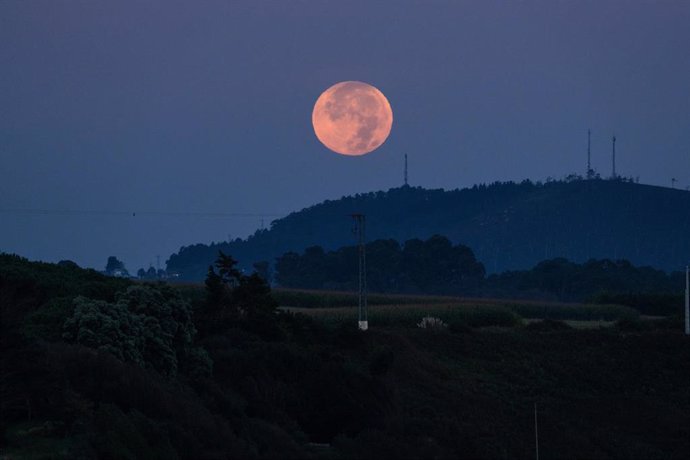 Luna llena sobre un monte gallego en la madrugada del miércoles 18 de septiembre de 2024.