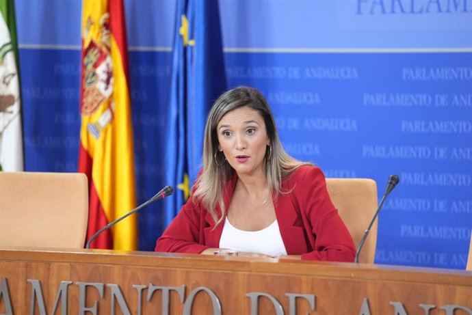 La portavoz adjunta del Grupo Socialista en el Parlamento andaluz, María Márquez, en rueda de prensa.