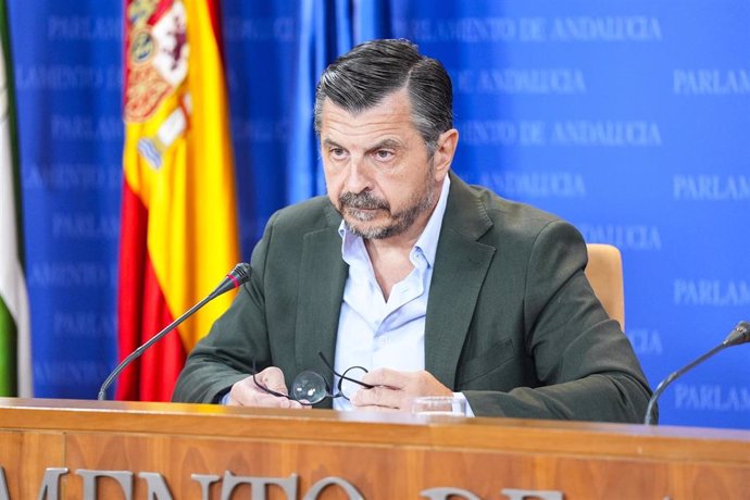 El portavoz del Grupo Parlamentario Popular, Toni Martín, durante la ronda de ruedas de prensa de portavoces de los grupos parlamentarios en el Parlamento de Andalucía, a 11 de septiembre de 2024 en Sevilla (Andalucía, España). Los portavoces de los grupo